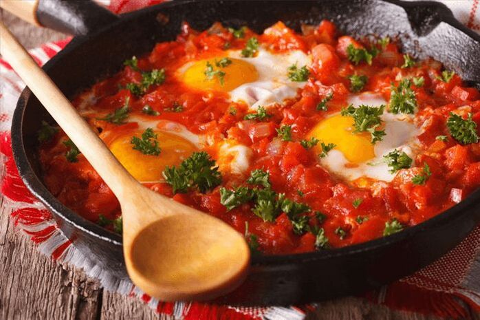 бъркани яйца с домати и сладки пиперки