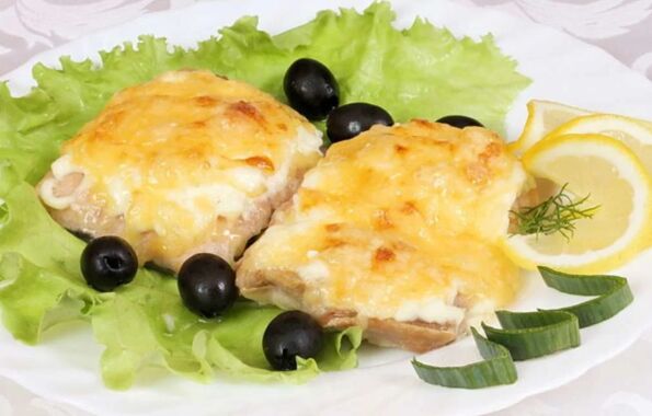 Печена риба със сирене ще бъде вкусно и здравословно ястие в менюто на средиземноморската диета. 