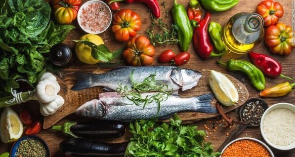 Рибата и зеленчуците са основните продукти в средиземноморската диета за отслабване. 