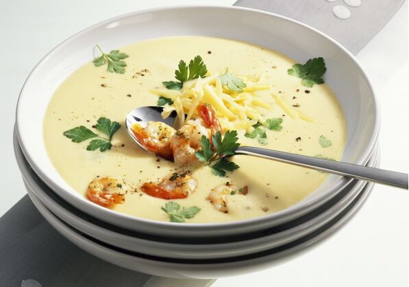 Средиземноморският диетичен обяд може да включва крема от сирене и супа от морски дарове. 